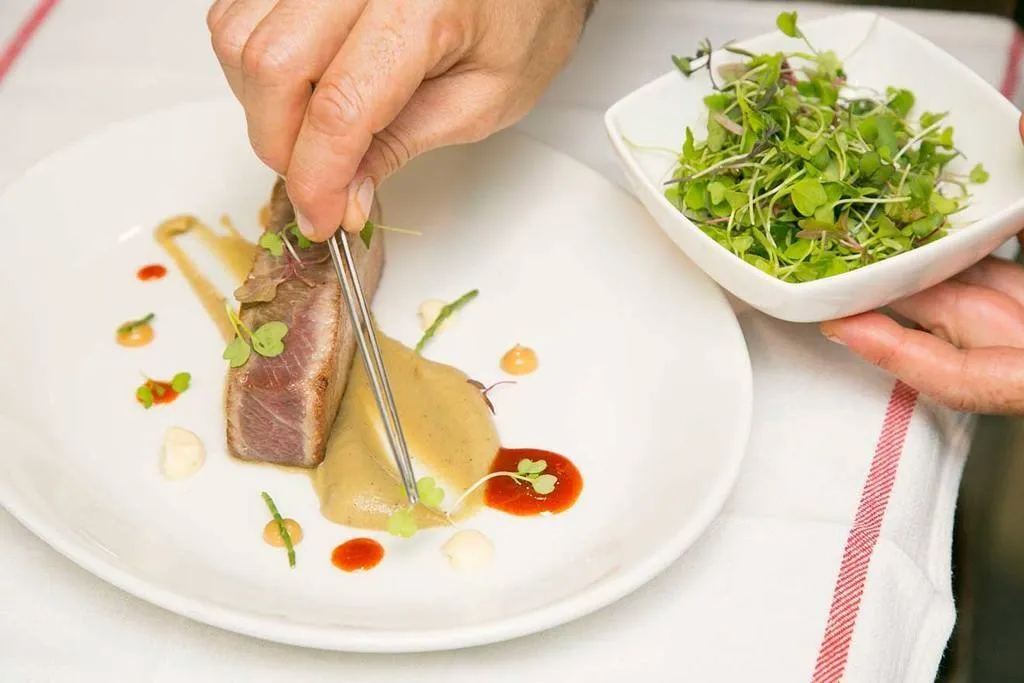 Decorar con brotes de shiso y salicornia para dar una sensación más ácida y marina. 