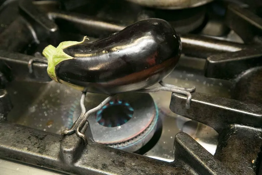 Escalibar las ajos, cubiertos con papel de aluminio, en un horno a 180 ºC durante 30 minutos.