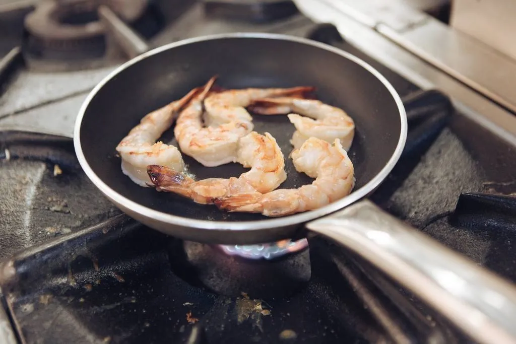 Riso Venere con gambas y laksa de marisco