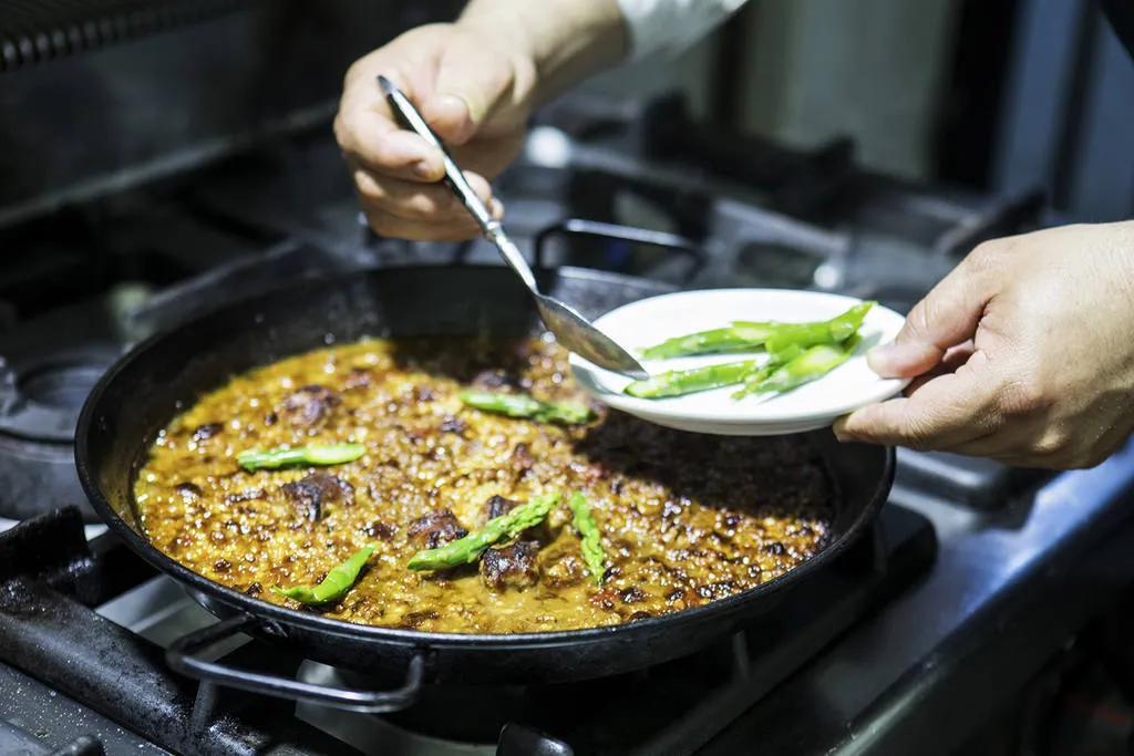 Arroz con butifarra de Calaf y espárragos trigueros