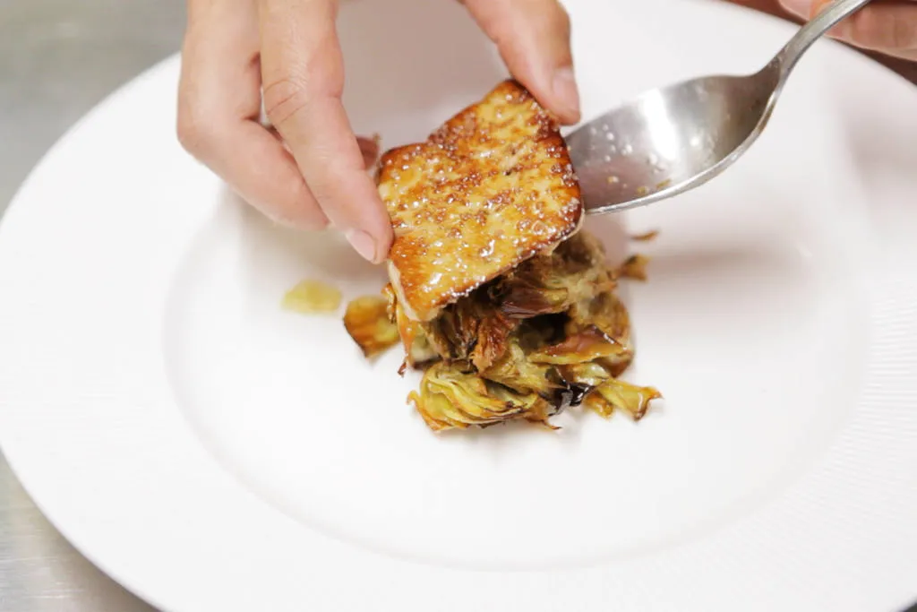 Acachofas fritas con escalope de foie en salsa de Oporto