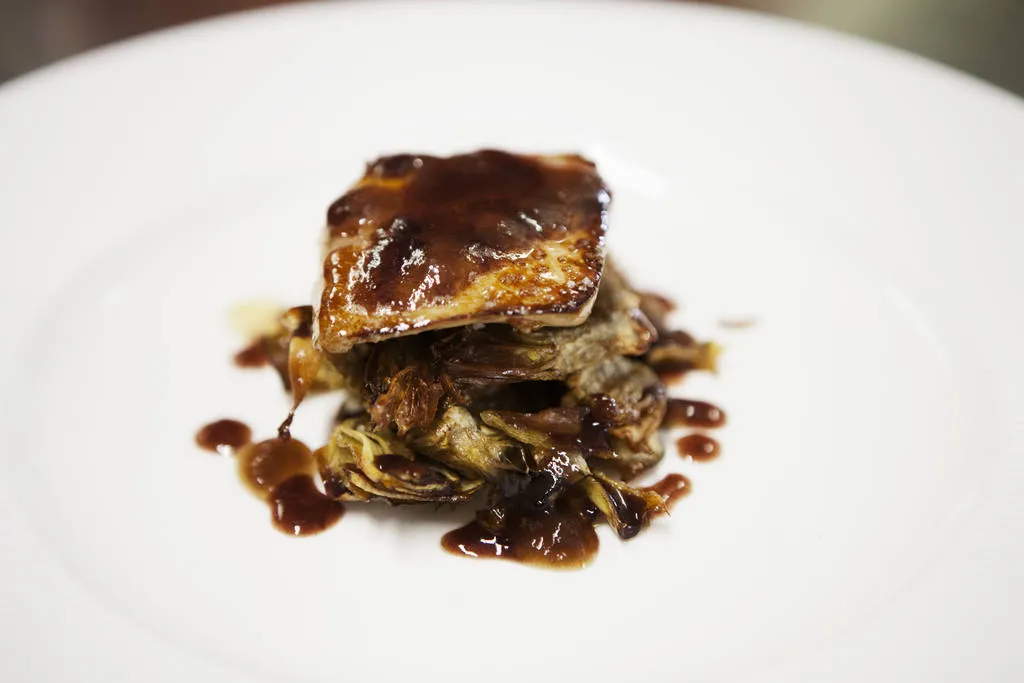 Acachofas fritas con escalope de foie en salsa de Oporto