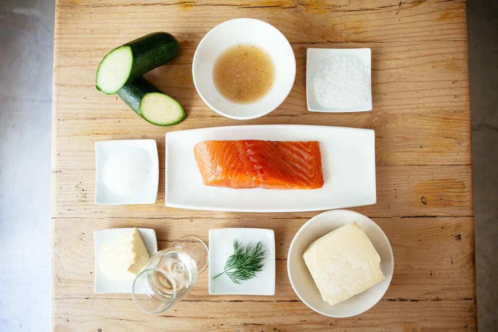 Dados de salmón marinado con falso risotto de calabacín