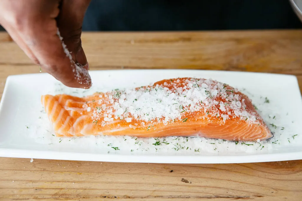 Dados de salmón marinado con falso risotto de calabacín