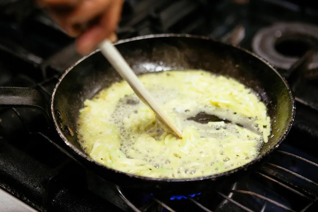 Dados de salmón marinado con falso risotto de calabacín