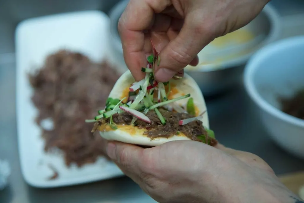 Pan Bao de rabo de toro laqueado con salsa de kimchee y hierbabuena