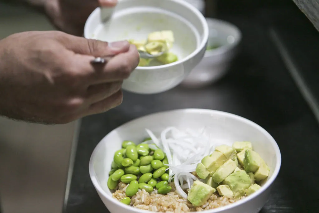 Súper Poke Bowl con salmón, aguacate y Sriracha