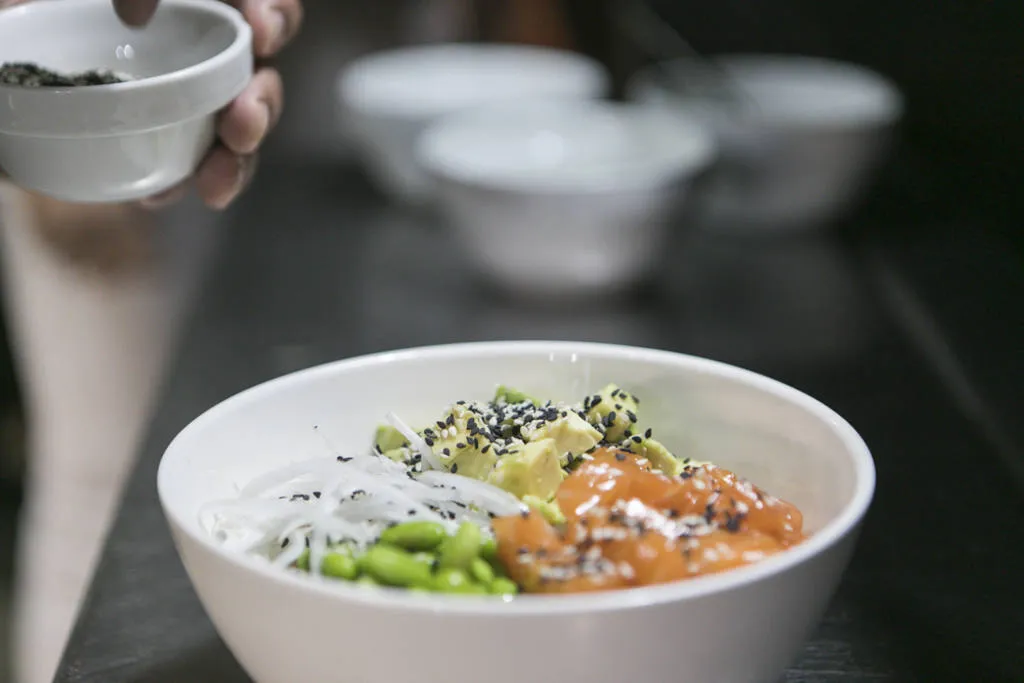 Súper Poke Bowl con salmón, aguacate y Sriracha