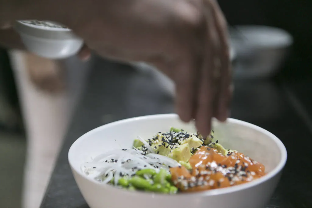 Súper Poke Bowl con salmón, aguacate y Sriracha