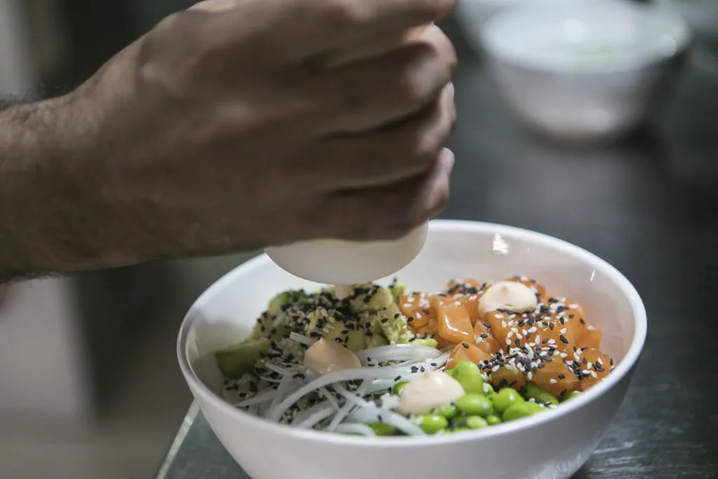 Súper Poke Bowl con salmón, aguacate y Sriracha