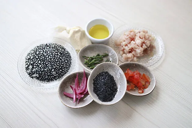 Tartar de lecha, arrecife de tinta, concassé de tomate, mahonesa de lima y salicornia