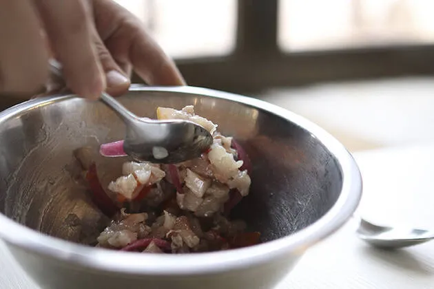 Tartar de lecha, arrecife de tinta, concassé de tomate, mahonesa de lima y salicornia