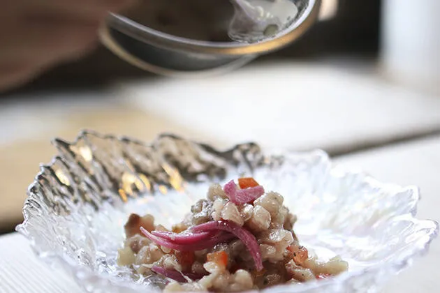 Tartar de lecha, arrecife de tinta, concassé de tomate, mahonesa de lima y salicornia