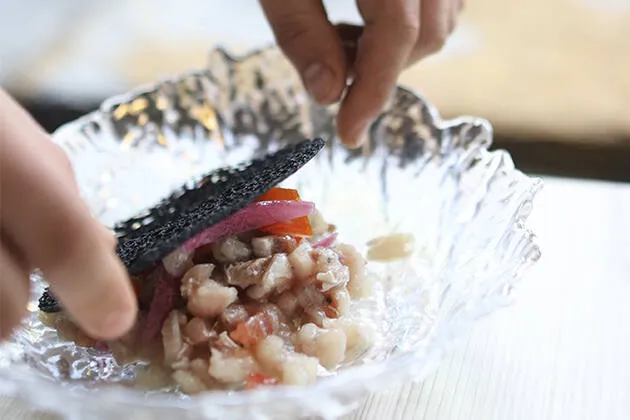 Tartar de lecha, arrecife de tinta, concassé de tomate, mahonesa de lima y salicornia