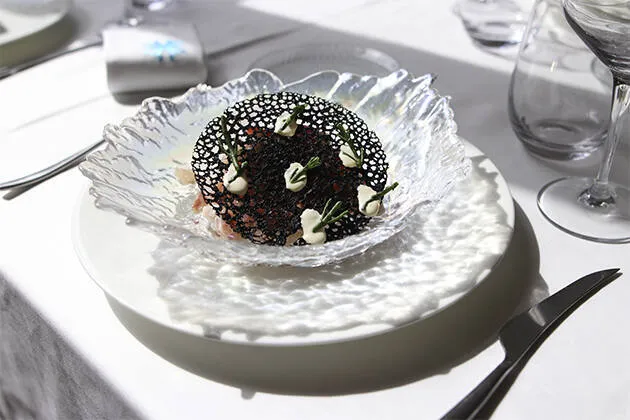 Tartar de lecha, arrecife de tinta, concassé de tomate, mahonesa de lima y salicornia