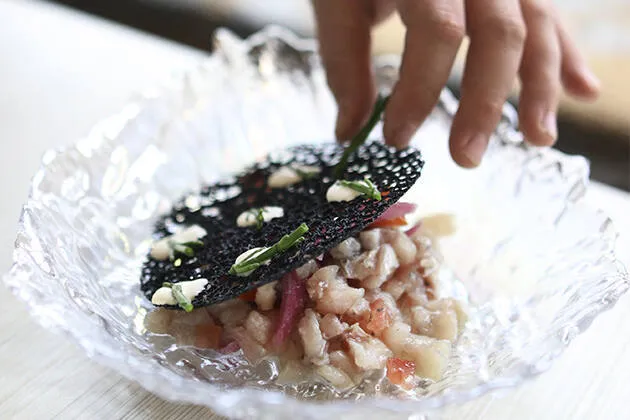 Tartar de lecha, arrecife de tinta, concassé de tomate, mahonesa de lima y salicornia