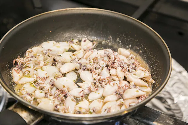 Chipirones con ajo y perejil