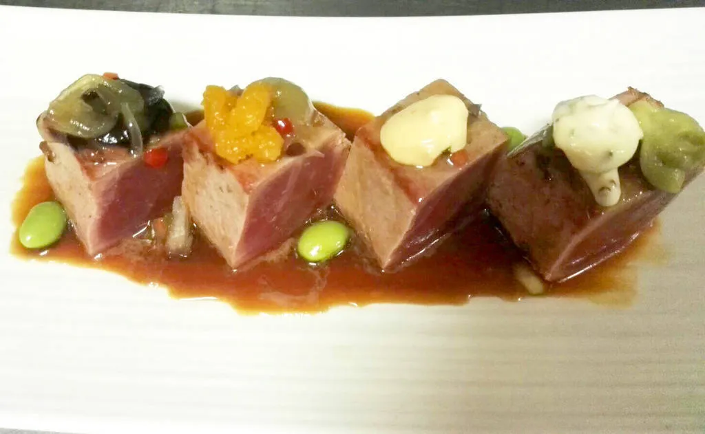 Tataki de atún macerado con secuencia dulce, ácida, picante y salada