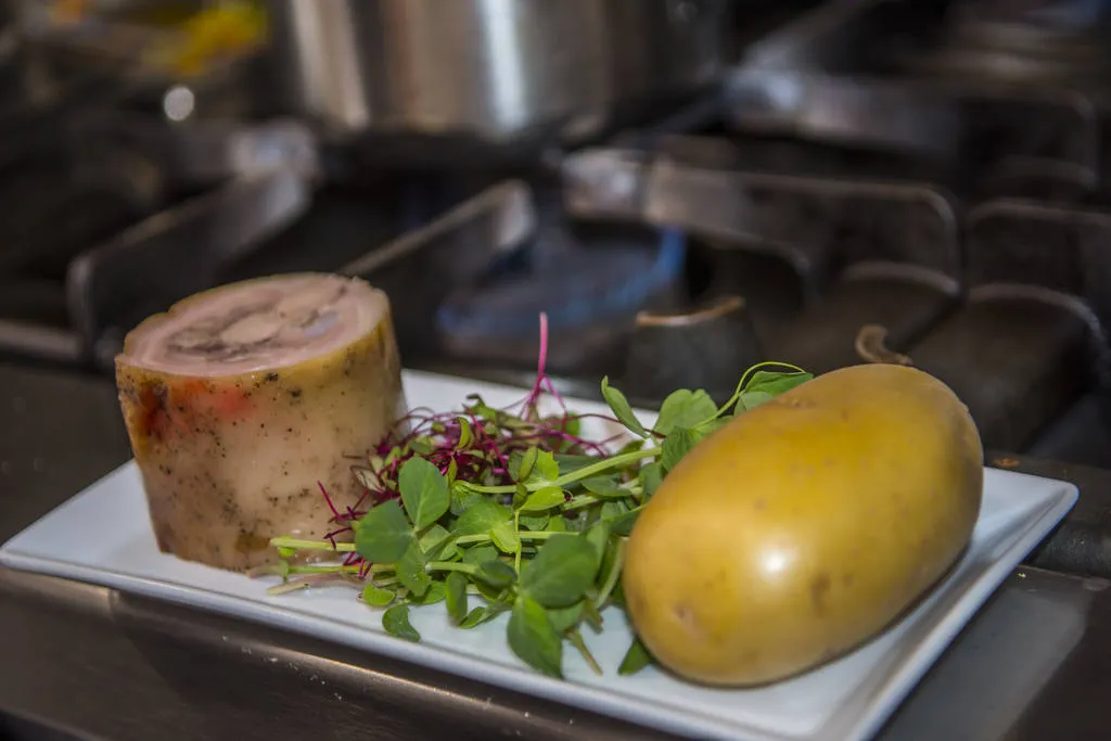 Cochinillo con su jugo y parmentier de patata