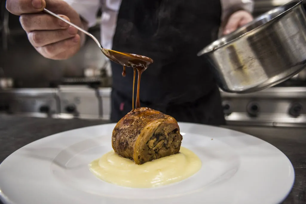 Cochinillo con su jugo y parmentier de patata