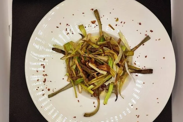 Alcachofas salteadas con crema de ajo blanqueado