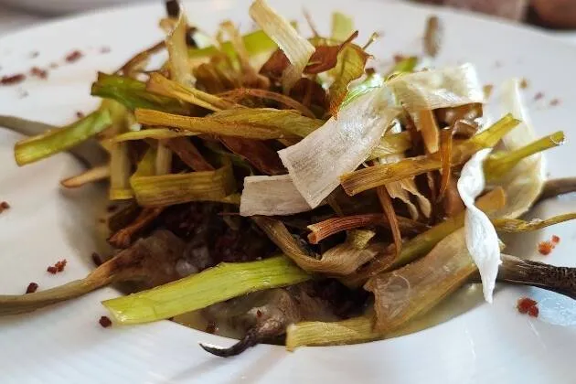 Alcachofas salteadas con crema de ajo blanqueado