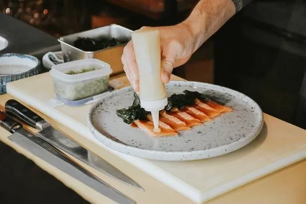 Sashimi de salmón Shio Koji de Yûgen