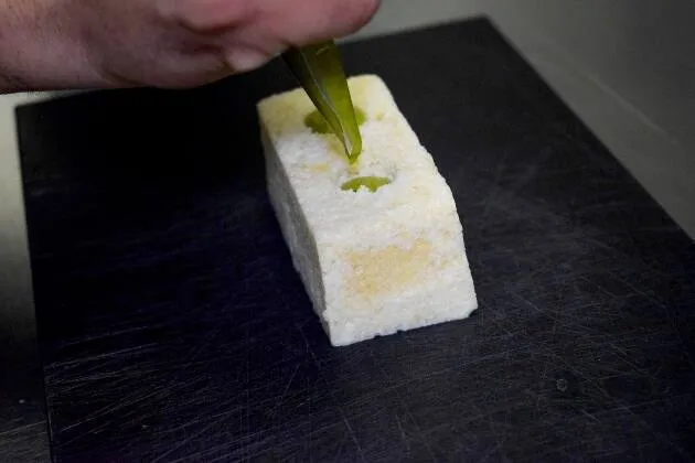 Torrija del Picador con polvo, praliné y helado de pistacho