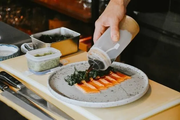 Sashimi de salmón Shio Koji de Yûgen