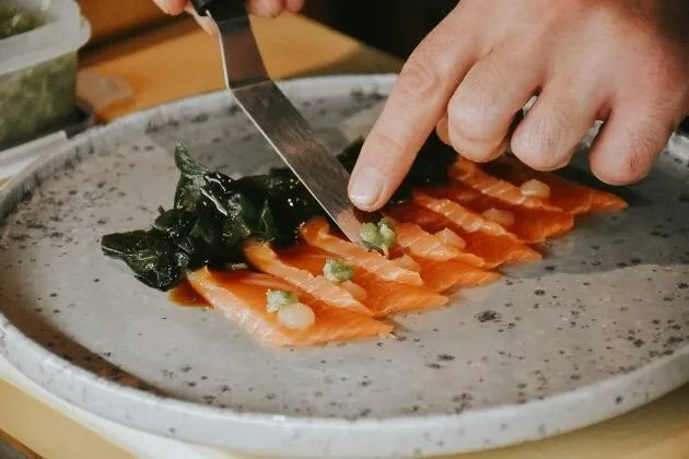 Sashimi de salmón Shio Koji de Yûgen