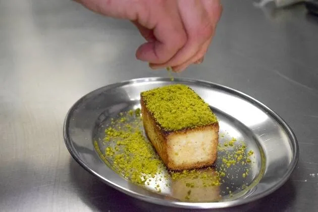 Torrija del Picador con polvo, praliné y helado de pistacho