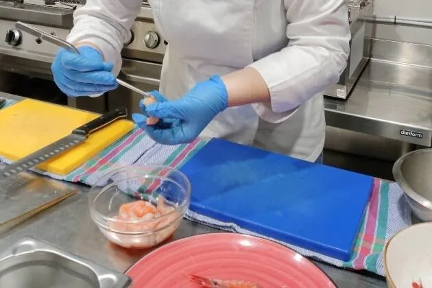 Flor de alcachofa con tartar de gamba roja de El Guiño 