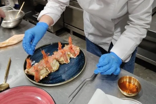 Flor de alcachofa con tartar de gamba roja de El Guiño 