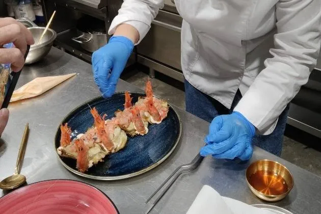 Flor de alcachofa con tartar de gamba roja de El Guiño 