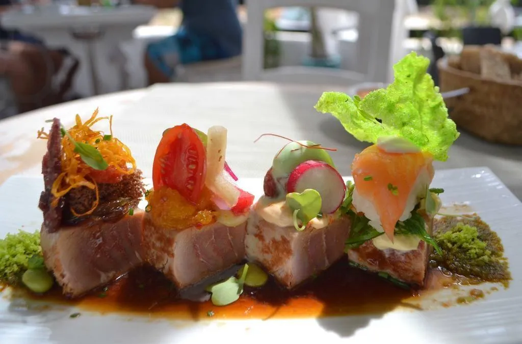 Tataki de atún macerado con secuencia dulce, ácida, picante y salada