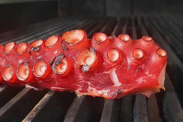 Pulpo cantonés con panceta lacada y cremoso de chirivías