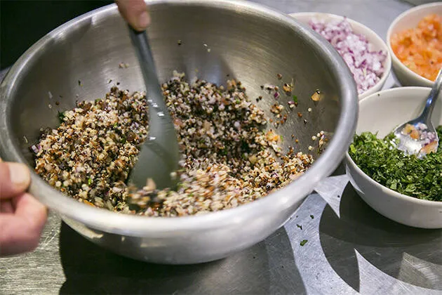 Tabulé de quinoa roja, blanca y negra