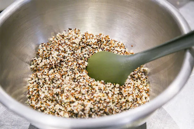 Tabulé de quinoa roja, blanca y negra