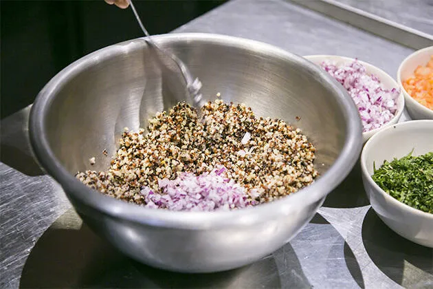 Tabulé de quinoa roja, blanca y negra