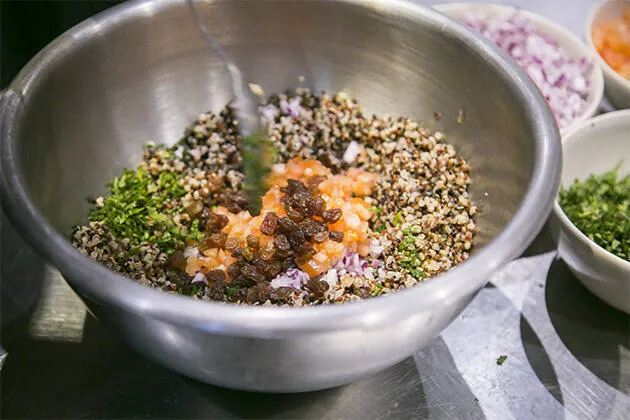 Tabulé de quinoa roja, blanca y negra