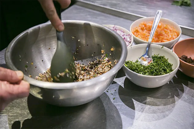 Tabulé de quinoa roja, blanca y negra