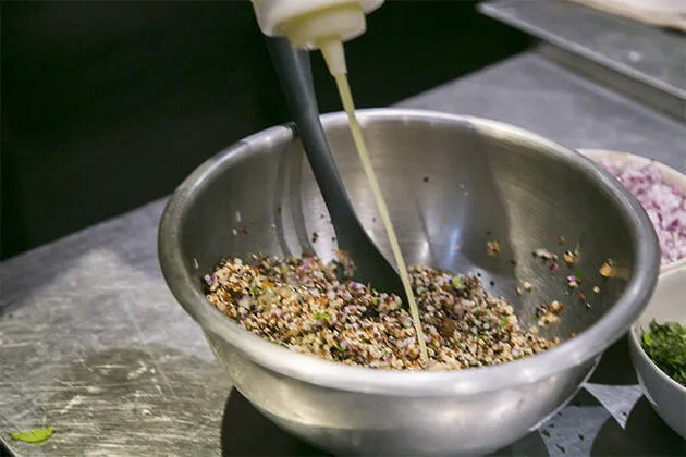 Tabulé de quinoa roja, blanca y negra