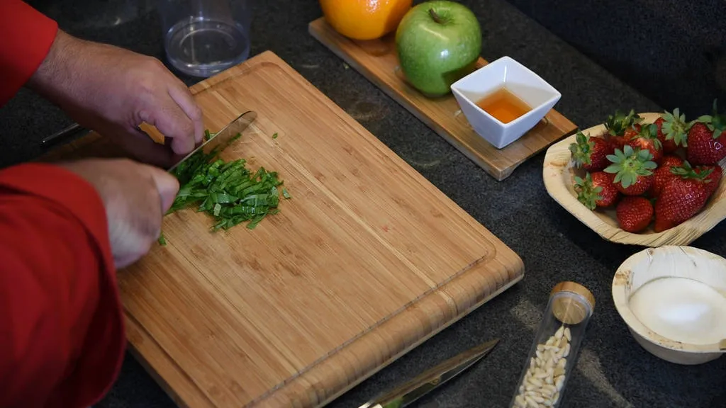 Tartar de fresas con pesto dulce, juego de texturas y aromas