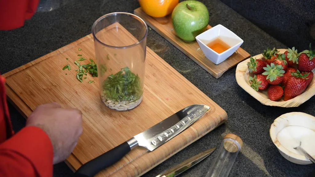 Tartar de fresas con pesto dulce, juego de texturas y aromas