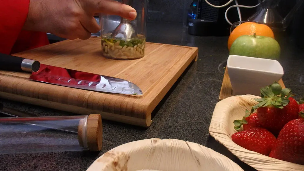 Tartar de fresas con pesto dulce, juego de texturas y aromas