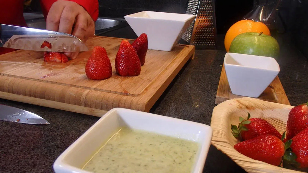 Tartar de fresas con pesto dulce, juego de texturas y aromas