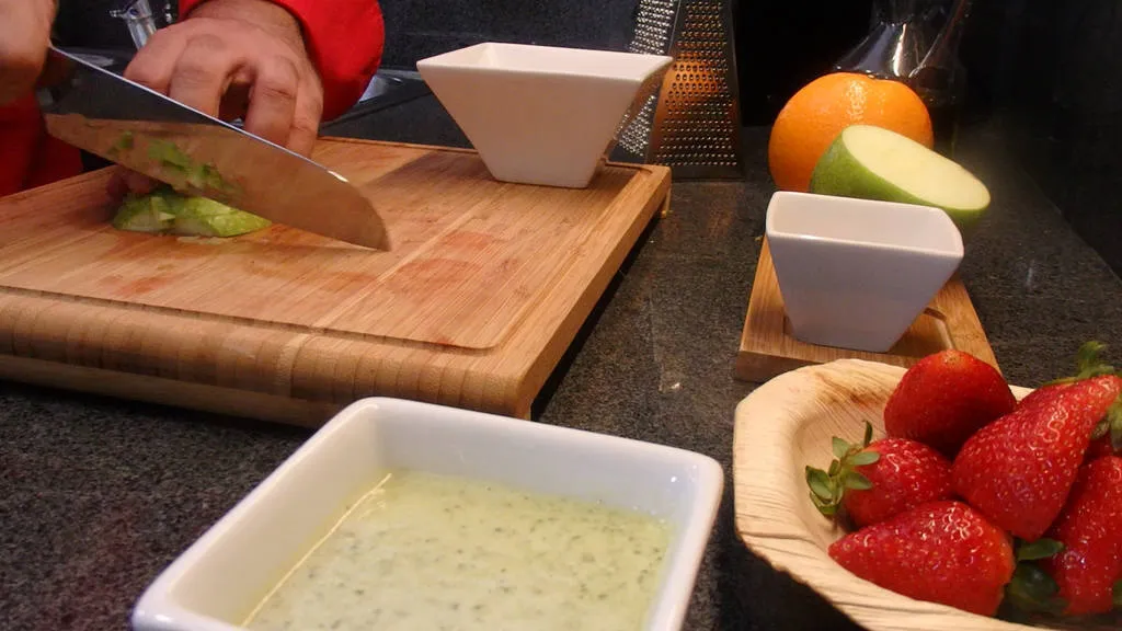 Tartar de fresas con pesto dulce, juego de texturas y aromas