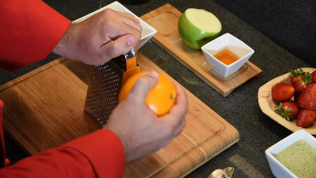 Tartar de fresas con pesto dulce, juego de texturas y aromas