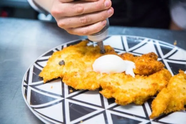 Escalope royal con trufa y huevo a baja temperatura