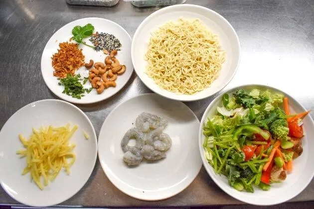 Wok de noodles de langotinos con verduras, anacardos y soja de Bere Bere